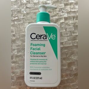 CeraVe Foaming Facial Cleanser - White and Teal